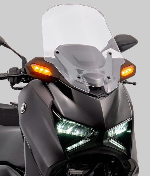 Vista frontal da moto destacando o design do farol LED